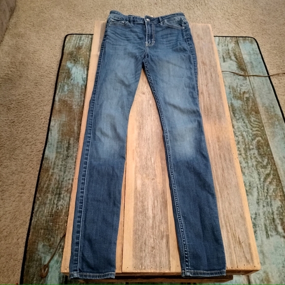 Hollister Denim - HOLLISTER SKINNY CUT JEANS. SIZE 1 Stretch Material.  Great Condition